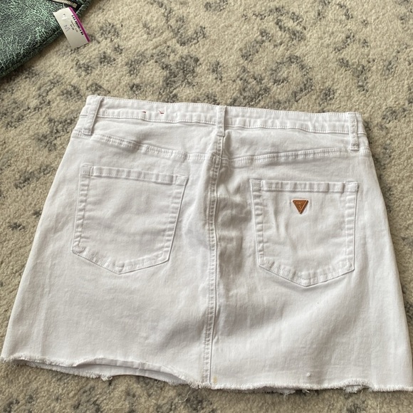 💚 Guess | White Denim Mini Skirt - distressed - Large - Picture 4 of 5